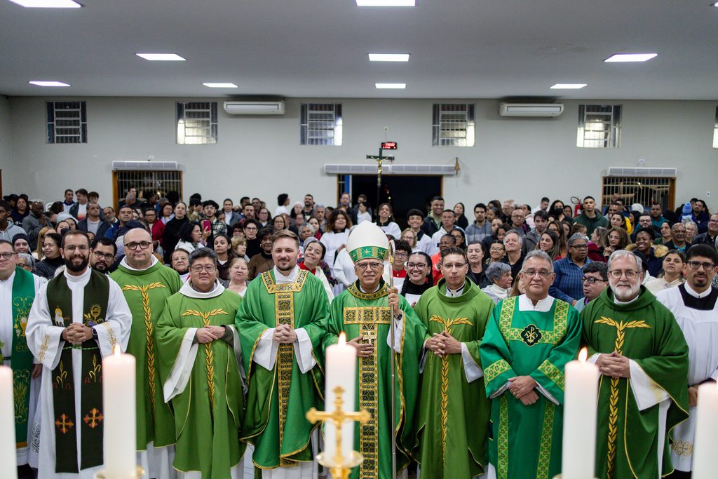 Dom Carlos Silva dá posse a pároco e preside missa com crisma na Brasilândia - Jornal O São Paulo