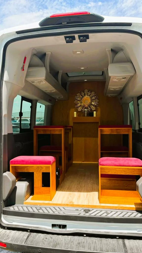 No México, Arquidiocese de Monterrey lança capela itinerante em uma van adaptada
