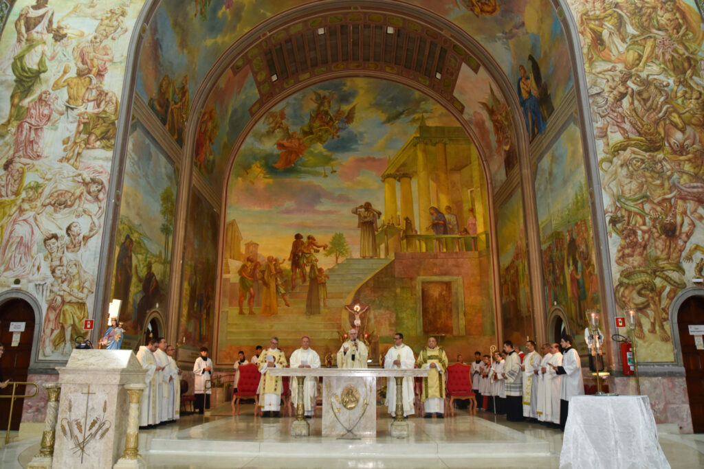Dom Odilo Scherer dedica a igreja e consagra o altar da Paróquia Santa Cândida - Jornal O São Paulo