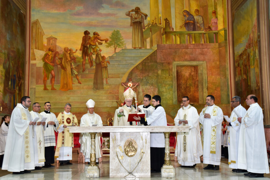 Dom Odilo Scherer dedica a igreja e consagra o altar da Paróquia Santa Cândida - Jornal O São Paulo