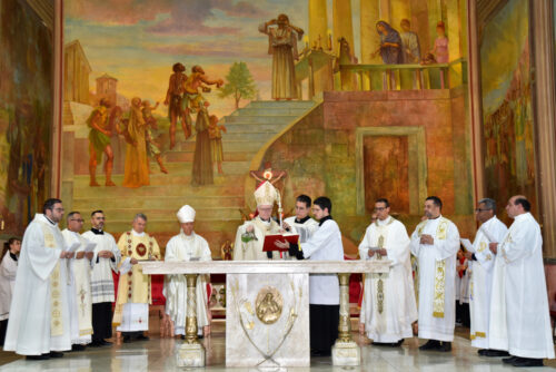 Dom Odilo Scherer dedica a igreja e consagra o altar da Paróquia Santa Cândida - Jornal O São Paulo