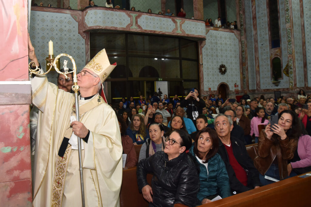 Dom Odilo Scherer dedica a igreja e consagra o altar da Paróquia Santa Cândida - Jornal O São Paulo