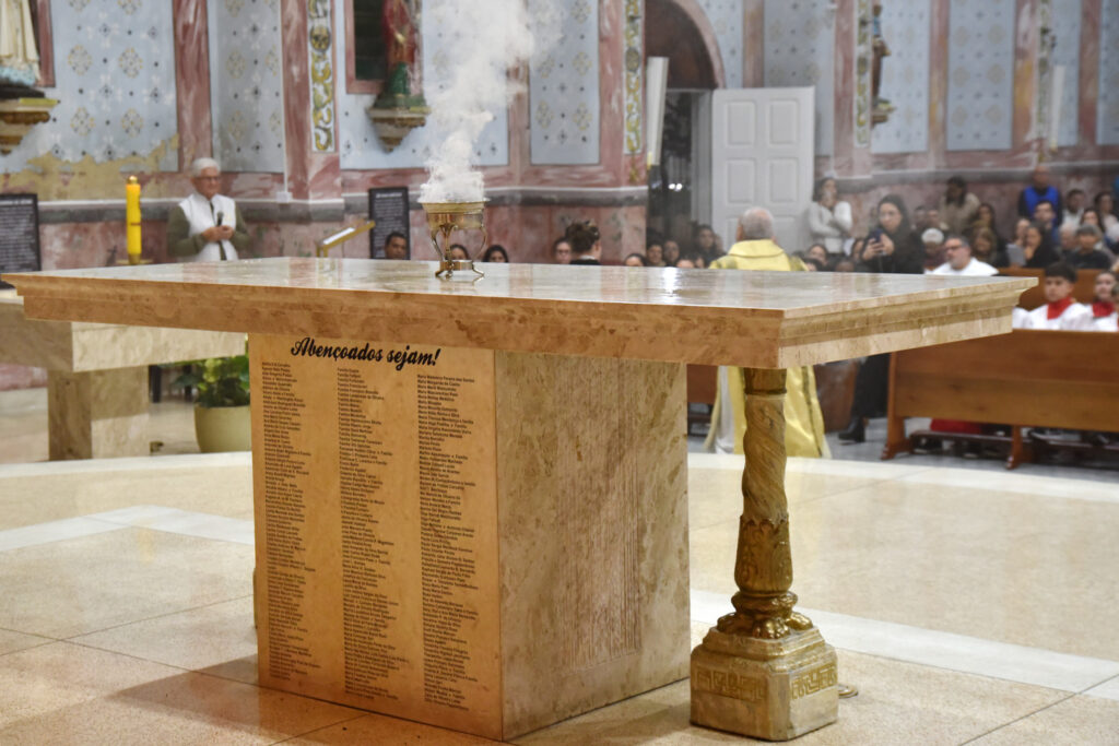 Dom Odilo Scherer dedica a igreja e consagra o altar da Paróquia Santa Cândida - Jornal O São Paulo