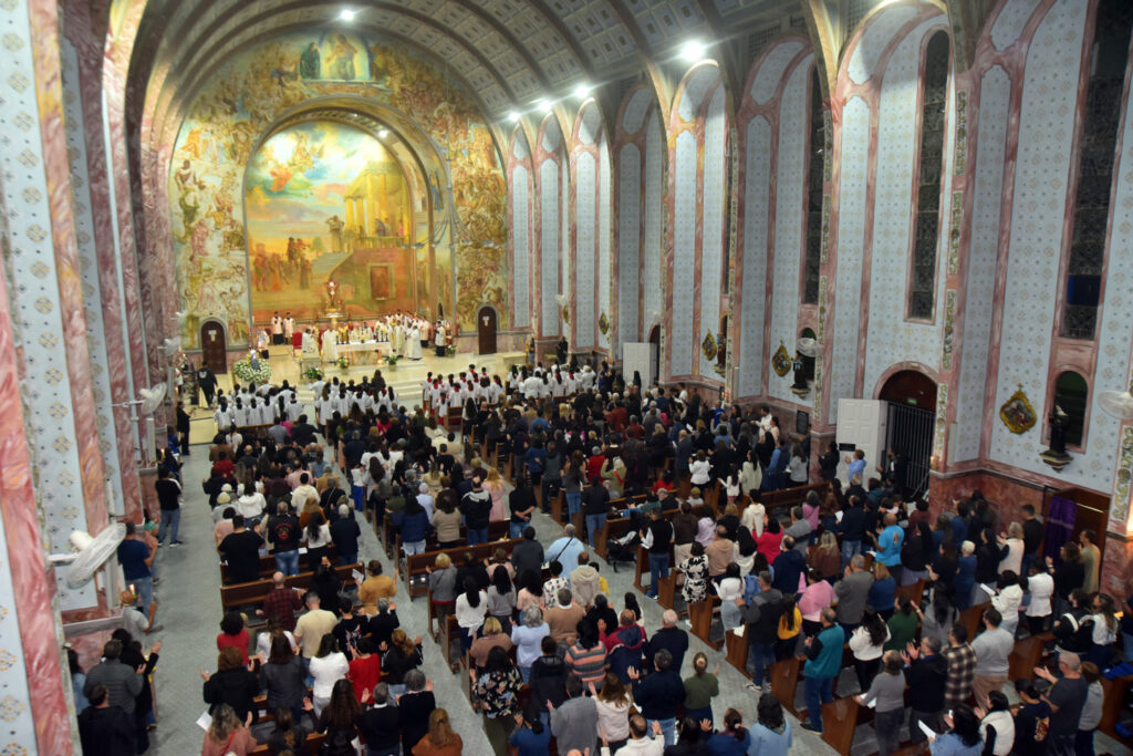 Dom Odilo Scherer dedica a igreja e consagra o altar da Paróquia Santa Cândida - Jornal O São Paulo