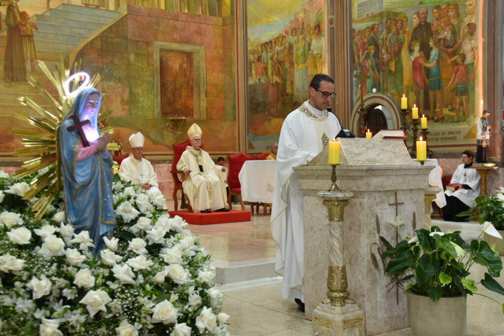 Dom Odilo Scherer dedica a igreja e consagra o altar da Paróquia Santa Cândida - Jornal O São Paulo