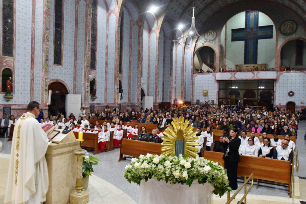 Dom Odilo Scherer dedica a igreja e consagra o altar da Paróquia Santa Cândida - Jornal O São Paulo