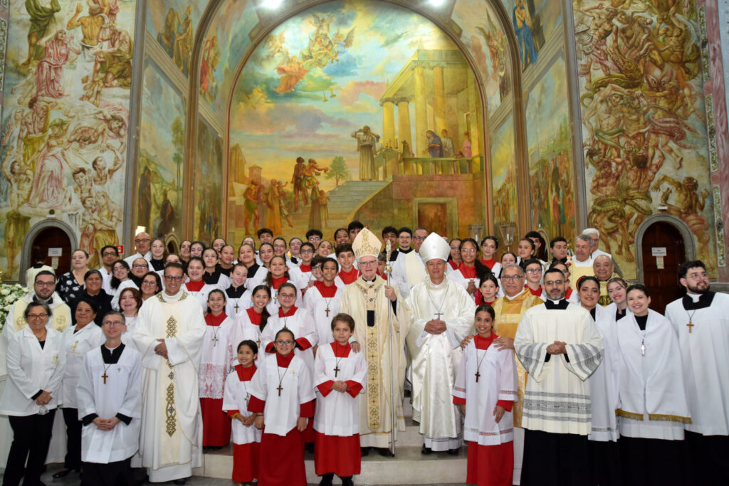 Dom Odilo Scherer dedica a igreja e consagra o altar da Paróquia Santa Cândida - Jornal O São Paulo