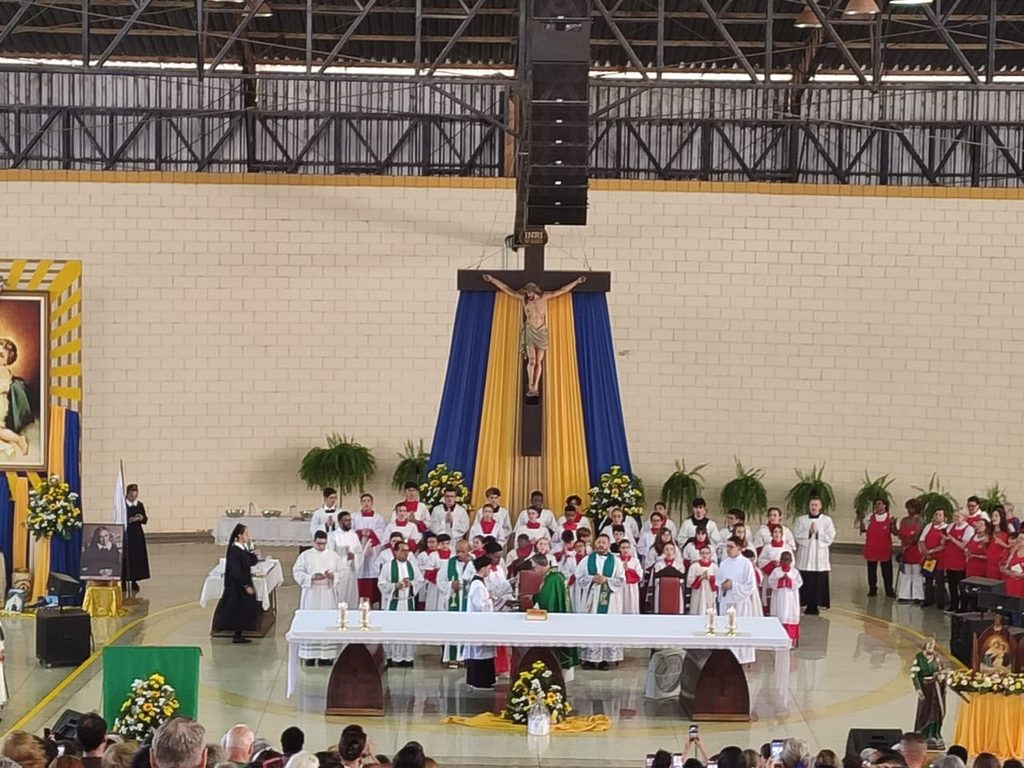 Centenas de fiéis vão ao Santuário da Mãe Peregrina em Atibaia - Jornal O São Paulo