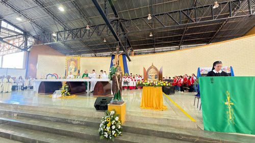 Centenas de fiéis vão ao Santuário da Mãe Peregrina em Atibaia