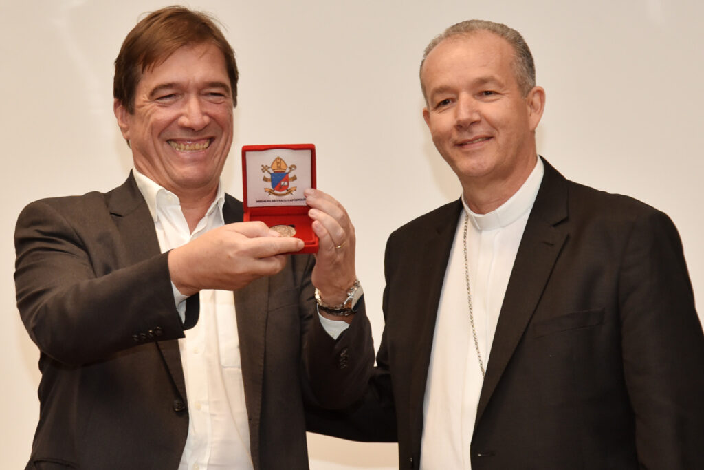 Medalha São Paulo Apóstolo é entregue aos que colaboram com a missão evangelizadora na cidade