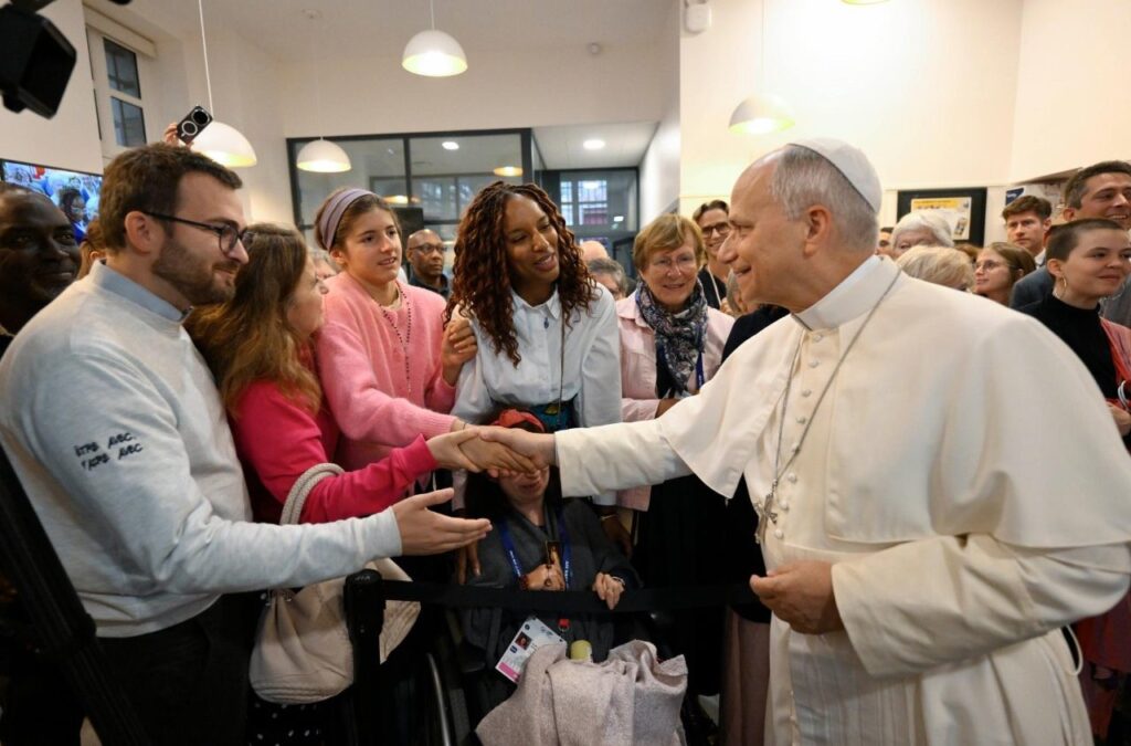 Papa visita centro para migrantes em Paris e ressalta contribuição das mulheres - Jornal O São Paulo