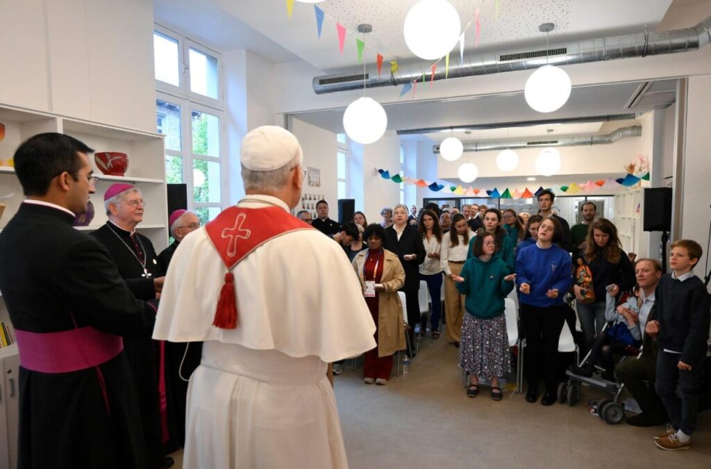 Papa visita centro para migrantes em Paris e ressalta contribuição das mulheres - Jornal O São Paulo