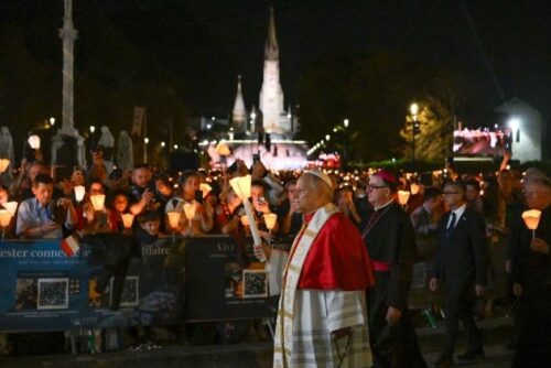 Papa reza o terço em Lourdes: “Corramos com confiança em direção a Maria”