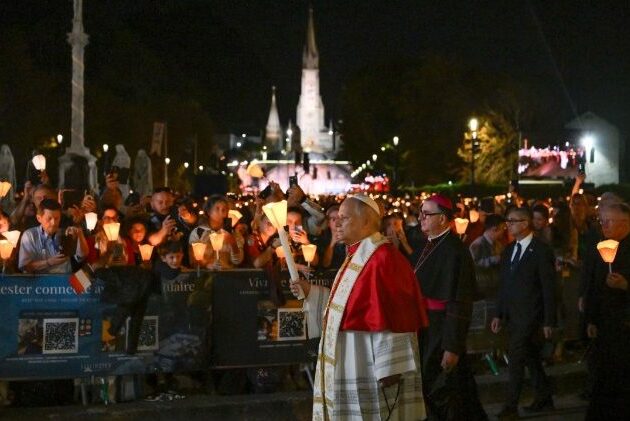 Papa reza o terço em Lourdes: “Corramos com confiança em direção a Maria”