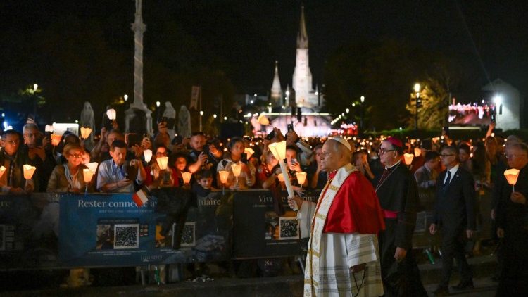 Papa reza o terço em Lourdes: “Corramos com confiança em direção a Maria” - Jornal O São Paulo