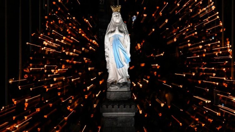 Papa reza o terço em Lourdes: “Corramos com confiança em direção a Maria” - Jornal O São Paulo