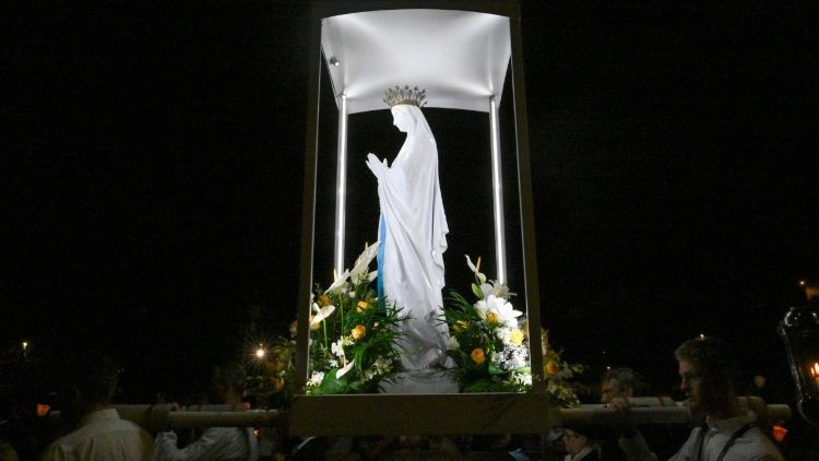 Papa reza o terço em Lourdes: “Corramos com confiança em direção a Maria” - Jornal O São Paulo