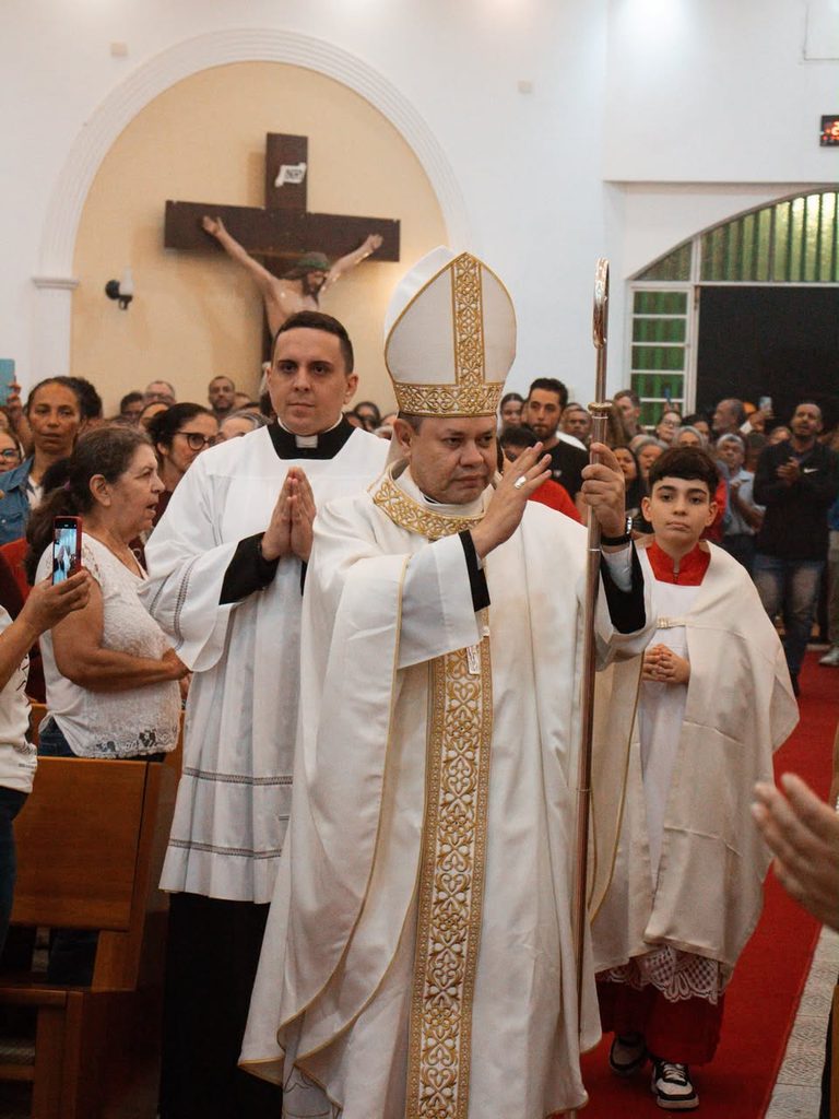 Dom Cícero preside missa com crismas e festas de padroeiros na Região Belém - Jornal O São Paulo