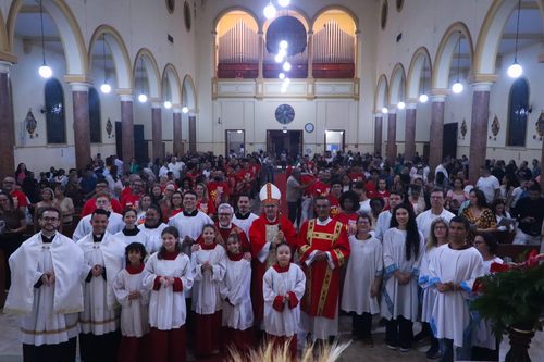 57 jovens e adultos são crismados por Dom Márcio em paróquia da Região Santana - Jornal O São Paulo