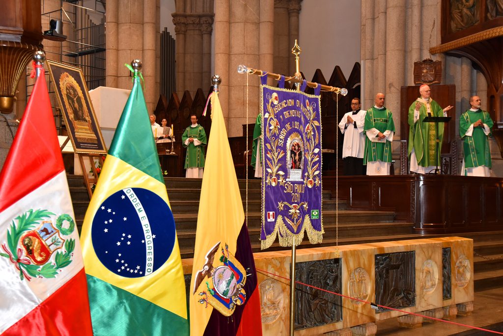 Comunidade peruana em São Paulo festeja o Senhor dos Milagres na Catedral da Sé