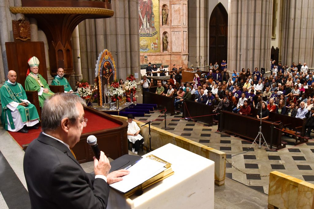 Comunidade peruana em São Paulo festeja o Senhor dos Milagres na Catedral da Sé