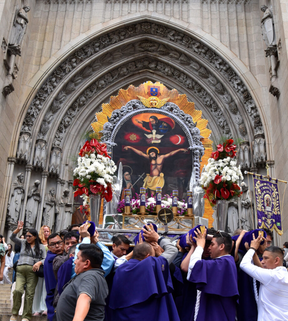Comunidade peruana em São Paulo festeja o Senhor dos Milagres na Catedral da Sé