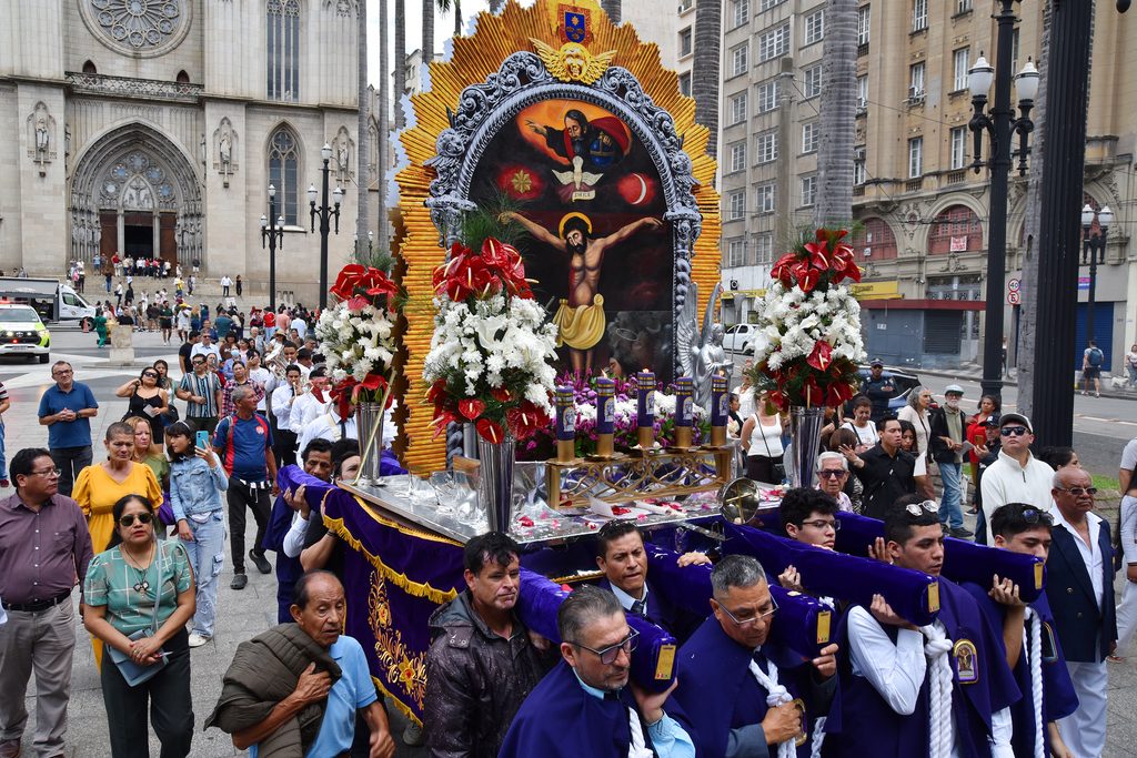 Comunidade peruana em São Paulo festeja o Senhor dos Milagres na Catedral da Sé