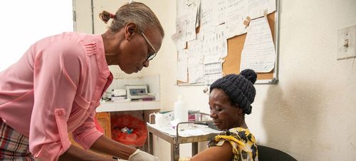 No Haiti, um esforço coletivo tenta evitar que postos de saúde fechem suas portas