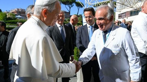 Papa recebe o carinho de todos no Gemelli: “estamos com você, vença esta batalha!”