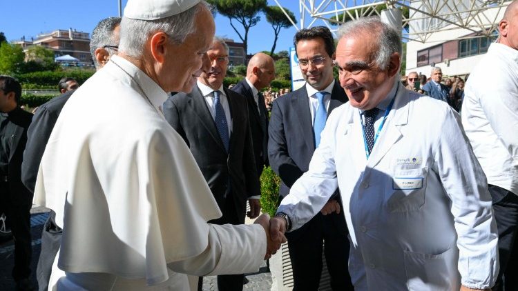 Papa recebe o carinho de todos no Gemelli: “estamos com você, vença esta batalha!” - Jornal O São Paulo